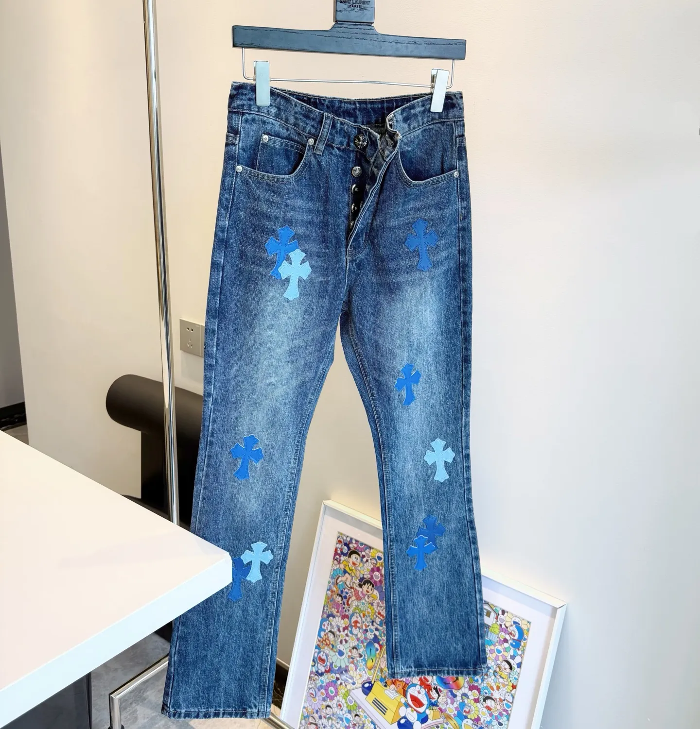 P270 Style number: D423 Chrome hearts CH new bootcut dark blue classic cross-fit leather jeans Size: s-XXL (28 30 32 34 36) Color: washed dark blue Size reference 28 trouser length 100 waist circumference 72 30 trouser length 101 waist circumference 76 32 trouser length 103 waist circumference 80 34 trouser length 104 waist circumference 84 36 pants length 106 waist 88
